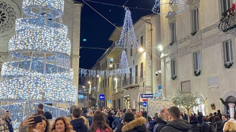 Natale a Gualdo Tadino: luminarie, mostre e musica per l’apertura ufficiale del 30 novembre